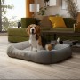 Anthrazitfarbenes Benno Hundebett Sammy (80x65x17 cm) mit Hund im Wohnzimmer.
