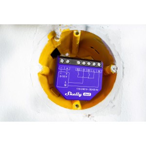 Shelly Relaismodul Unterputz PM Gen3 (lila) im Einbaukasten. Hausautomation.