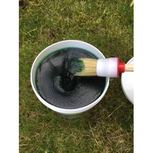 Eimer mit grünem Schacht Raupenleim, mit Pinsel. Biologische Schädlingsbekämpfung.