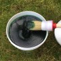 Eimer mit grünem Schacht Raupenleim, mit Pinsel. Biologische Schädlingsbekämpfung.
