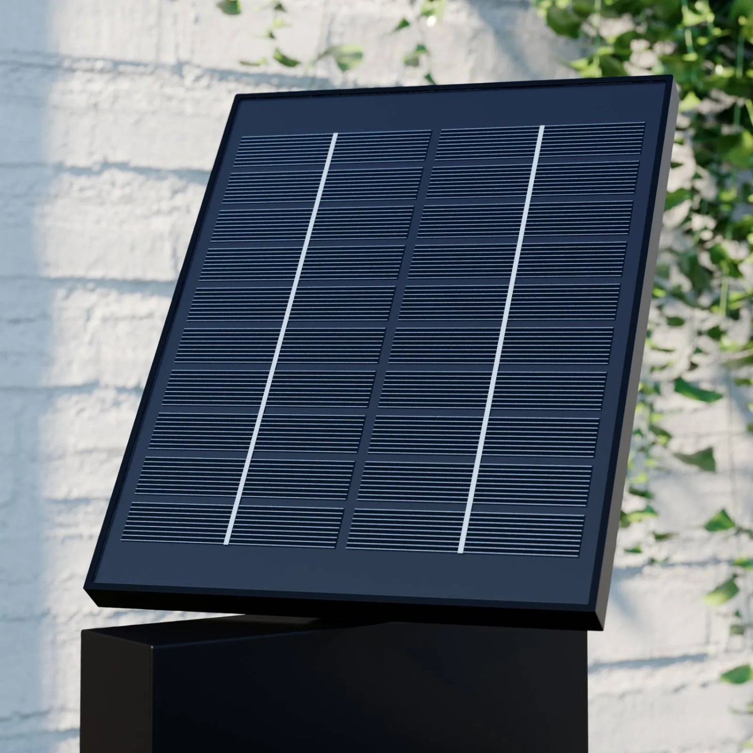 Lucande LED Solarleuchte Silvan, schwarze Wegeleuchte mit Solarpanel und Bewegungsmelder.