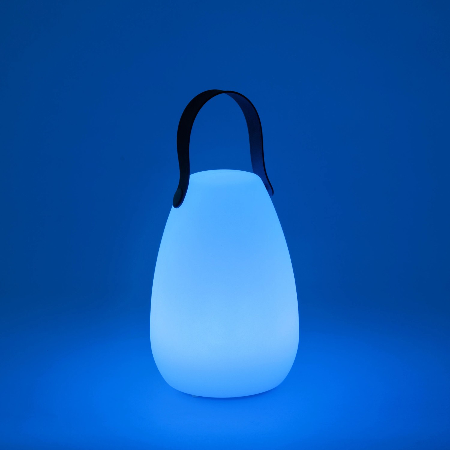 Weiße LED Outdoor Tischleuchte Keno mit Tragegriff, warmweiß und RGB-Farbwechsel.