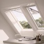 Velux Klapp-Schwingfenster aus Kunststoff, 66x118 cm, geöffnet im Dachgeschoss.
