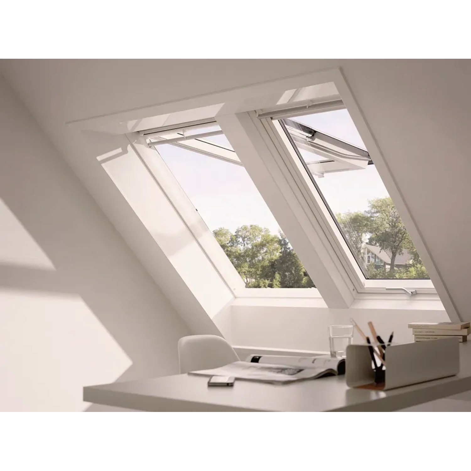 Velux Klapp-Schwingfenster aus Kunststoff, 66x118 cm, geöffnet im Dachgeschoss.