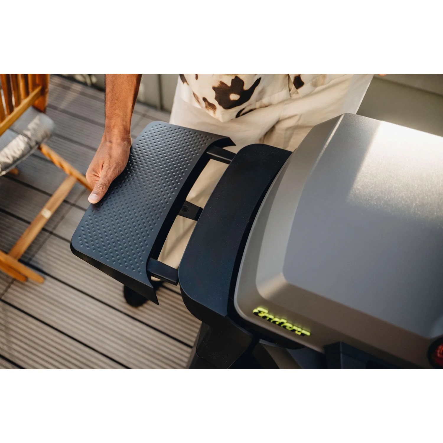 Enders eUrban Pro 2 Elektrogrill mit Trolley: Seitenablage wird montiert.