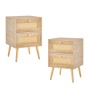 Zwei Nachttische mit Holzmaserung, je zwei Rattanschubladen und schrägen Holzbeinen. Ideal für Schlafzimmer.