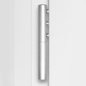 Detailaufnahme: Silberne Türbänder an weißer Sicherheits-Haustür ThermoSpace Oslo Prime RC2.