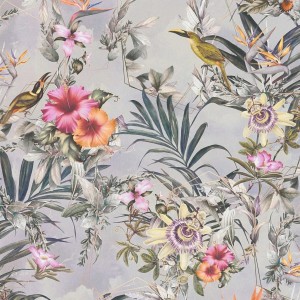 Bunte Vliestapete mit Palmen, Hibiskus, Blumen und Vögeln für ein tropisches Wohnambiente.