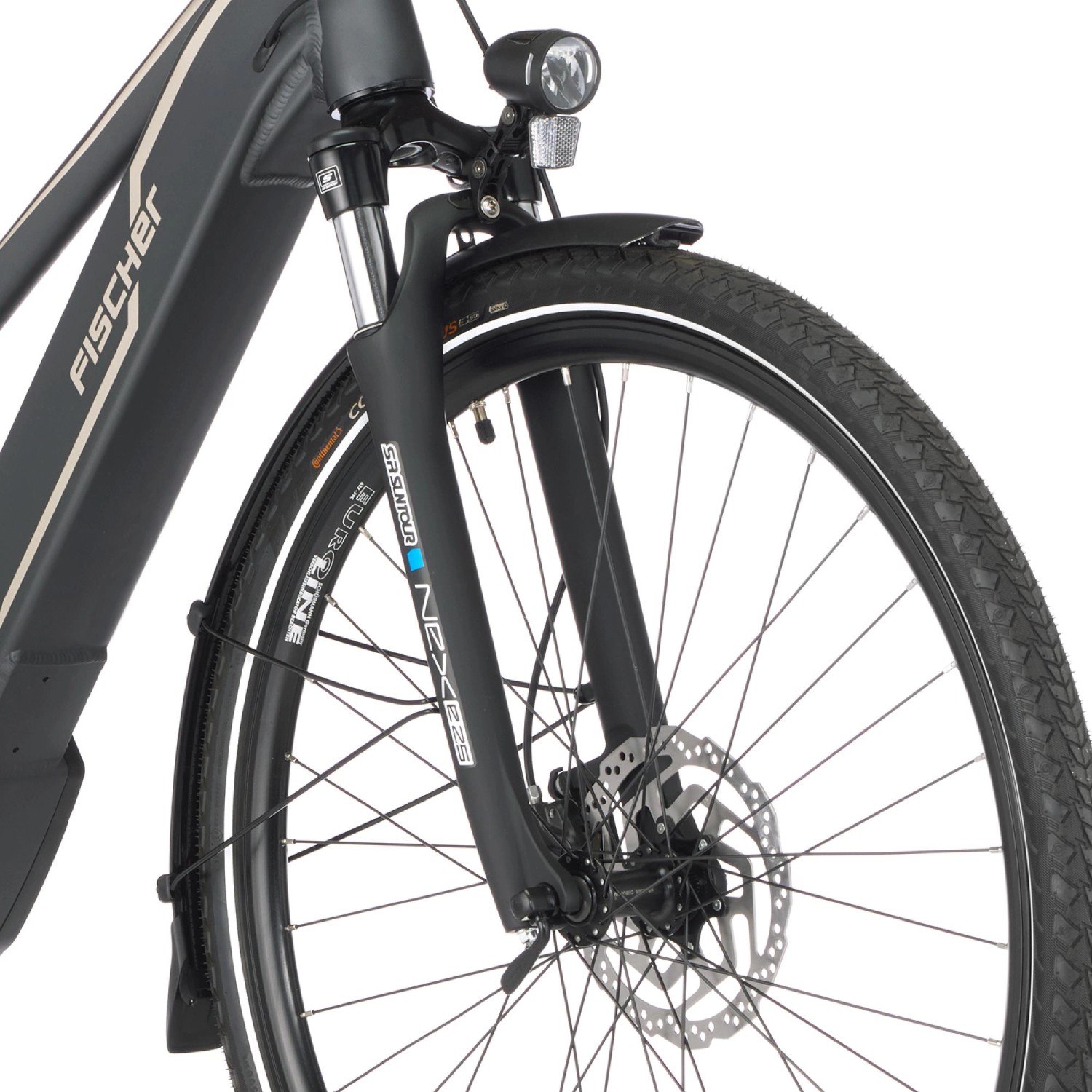 Detailaufnahme: Vorderreifen, Federgabel und Lampe des Fischer E-Bike Viator 5.0i.