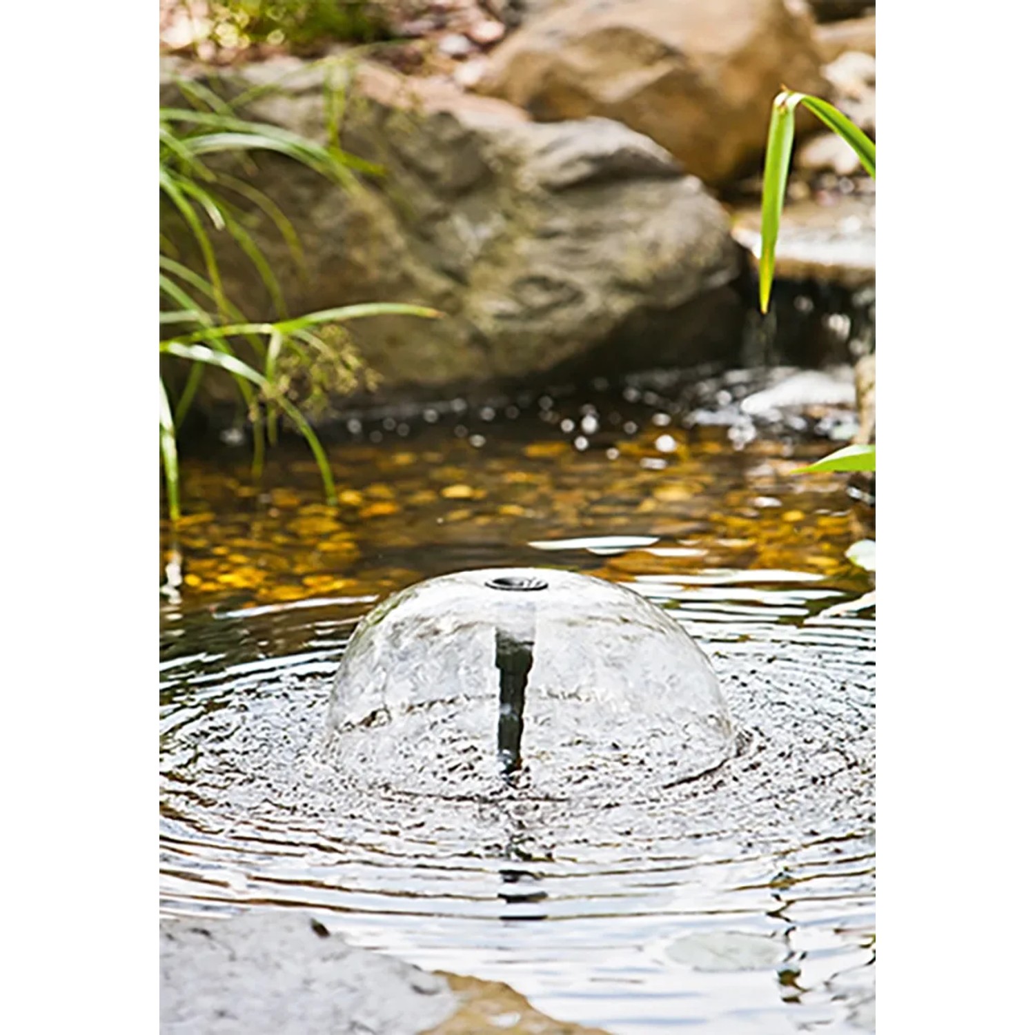 Heissner Teichpumpen-Set Aqua Jet Eco mit Wasserspiel im Gartenteich.