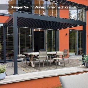 Anthrazitfarbene elektrische Lamellenpergola aus Aluminium auf einer Holzterrasse mit Esstisch. Sonnenschutz.