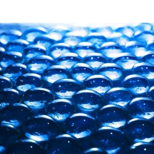 Nahaufnahme: Blaue Evolution FilterBeads Glasperlen (0,4-0,9 mm) für Pools als Filtersand-Alternative.