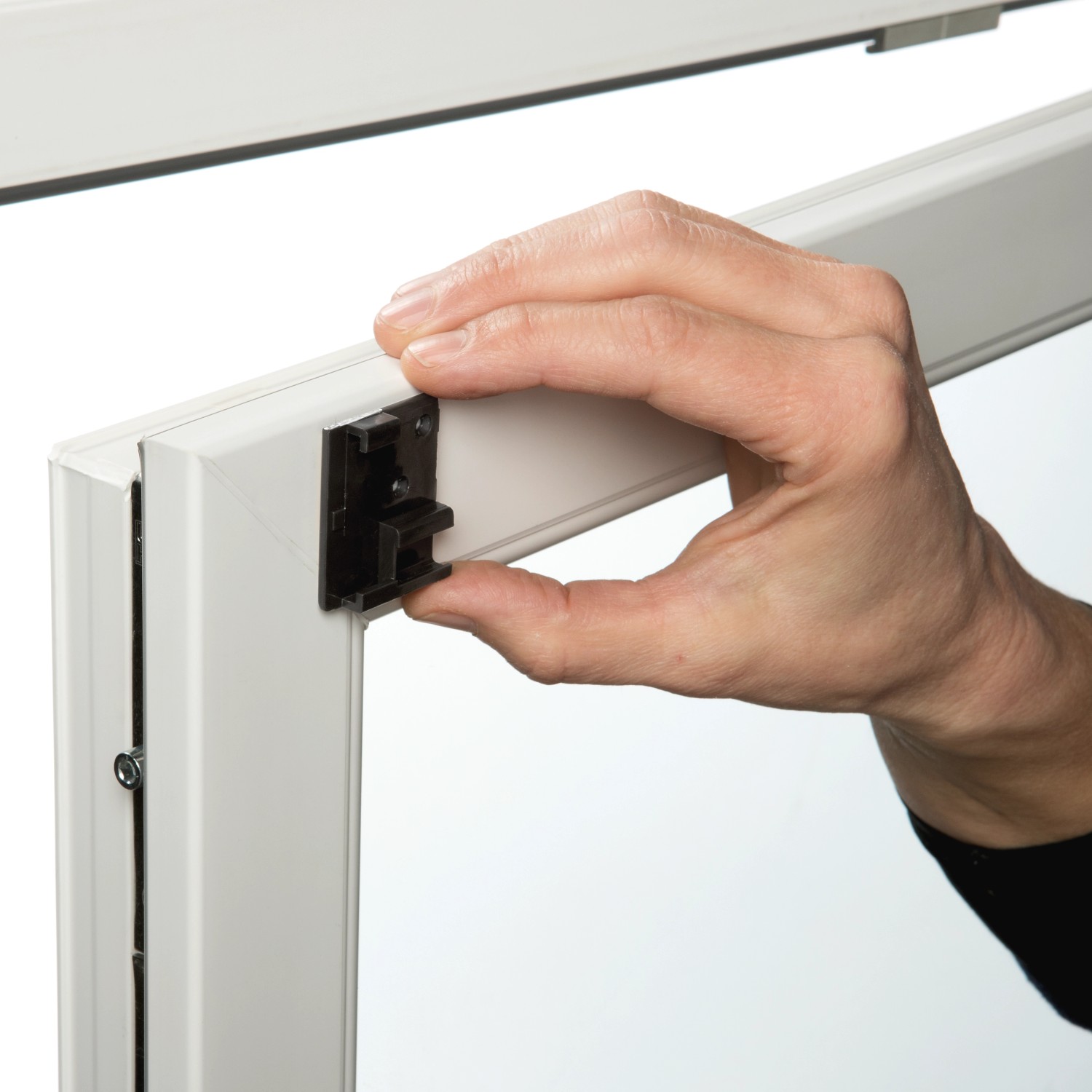 Montage des schwarzen Gardinia Doppelrollos EasyFix am Fensterrahmen.