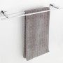 Wenko Badetuchstange Duo Isera, 60 cm, silber glänzend mit grauem Handtuch.