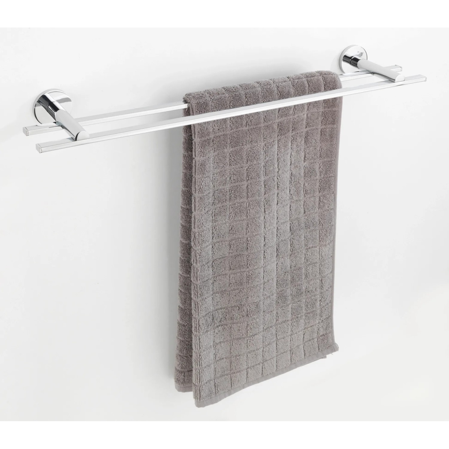 Wenko Badetuchstange Duo Isera, 60 cm, silber glänzend mit grauem Handtuch.