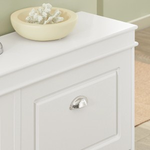 Detailansicht: Weißer SoBuy Schuhschrank mit 4 Klappen und silbernen Griffen.