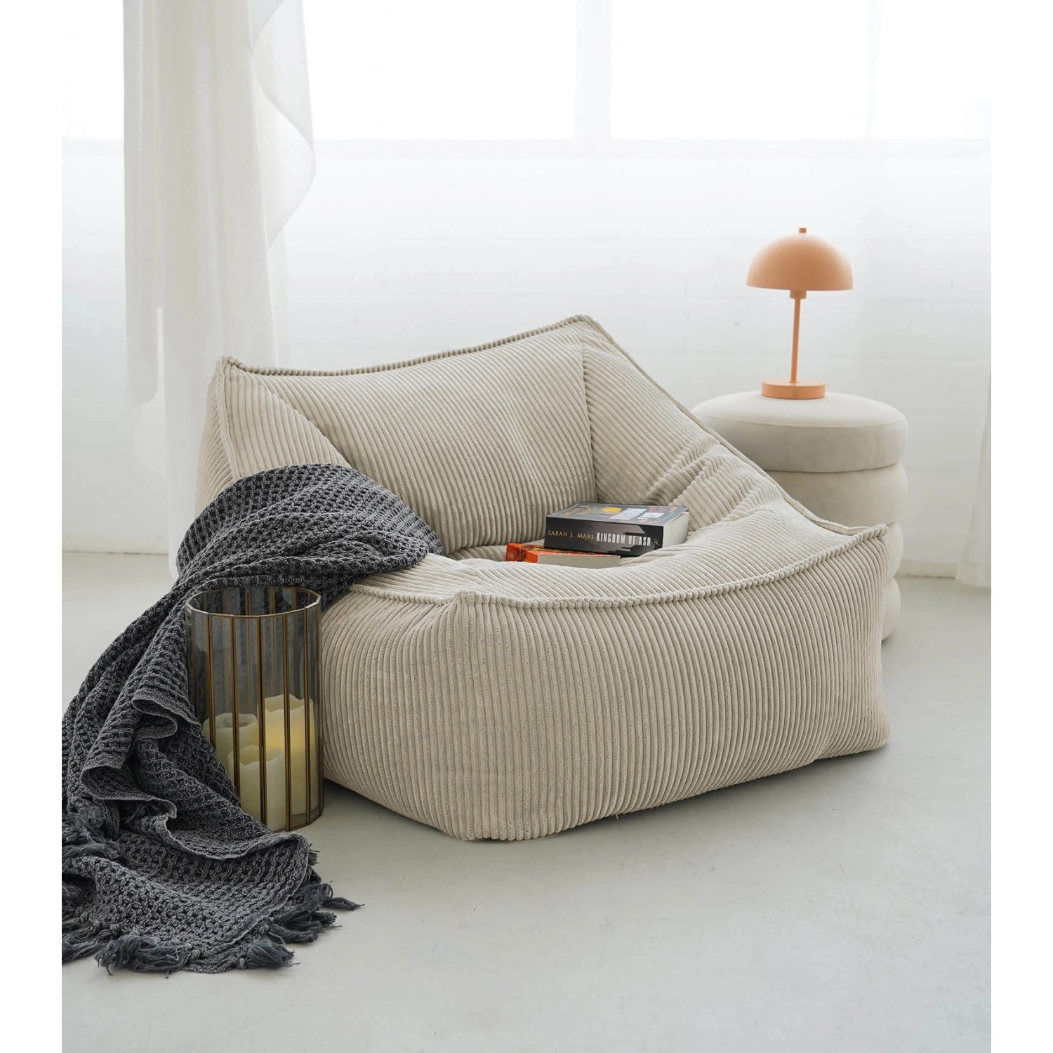 Beiger mokebo Cord Sitzsack Sessel "Der Lümmel" XXL mit Buch und Decke.