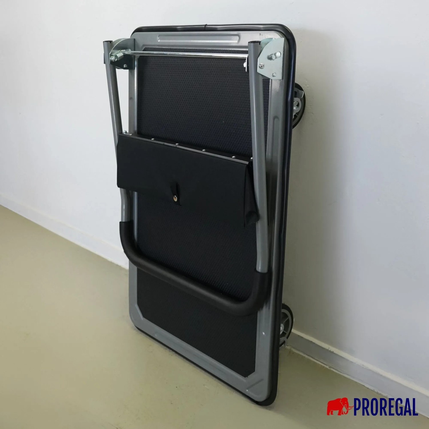 Zusammengeklappter PROREGAL Profi-Transportwagen BIG RHINO 300 mit Werkzeugtasche.