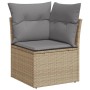 Beige Garten-Sofagarnitur Eckteil aus Polyrattan mit grauen Kissen.