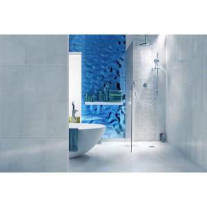 Blaues Badezimmer mit WALLFACE Wandpaneel 27047 OCEAN Ice Blue in Metall-Optik.