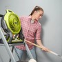 Ryobi Akku-Ventilator One+ RF18-0 auf Leiter, Frau streicht Wand. Akkugerät für flexible Kühlung.