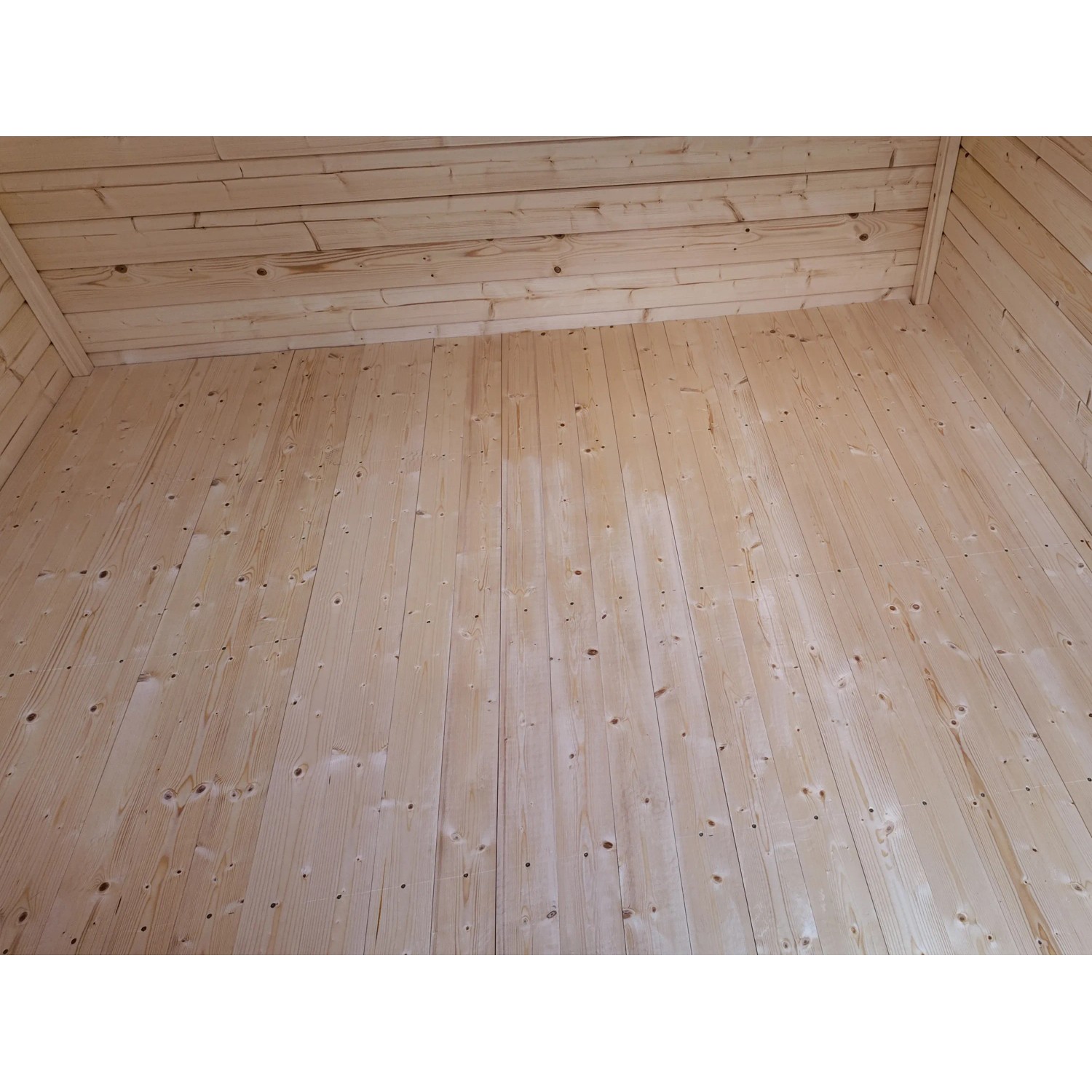 Innenansicht Gartenhaus weka Taro A: Holzwände und -boden aus Fichte, unbehandelt.