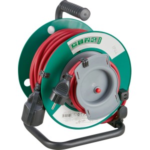 Grüne Kabeltrommel mit rotem Kabel, einer Steckdose und 25 m Länge für den Außenbereich.