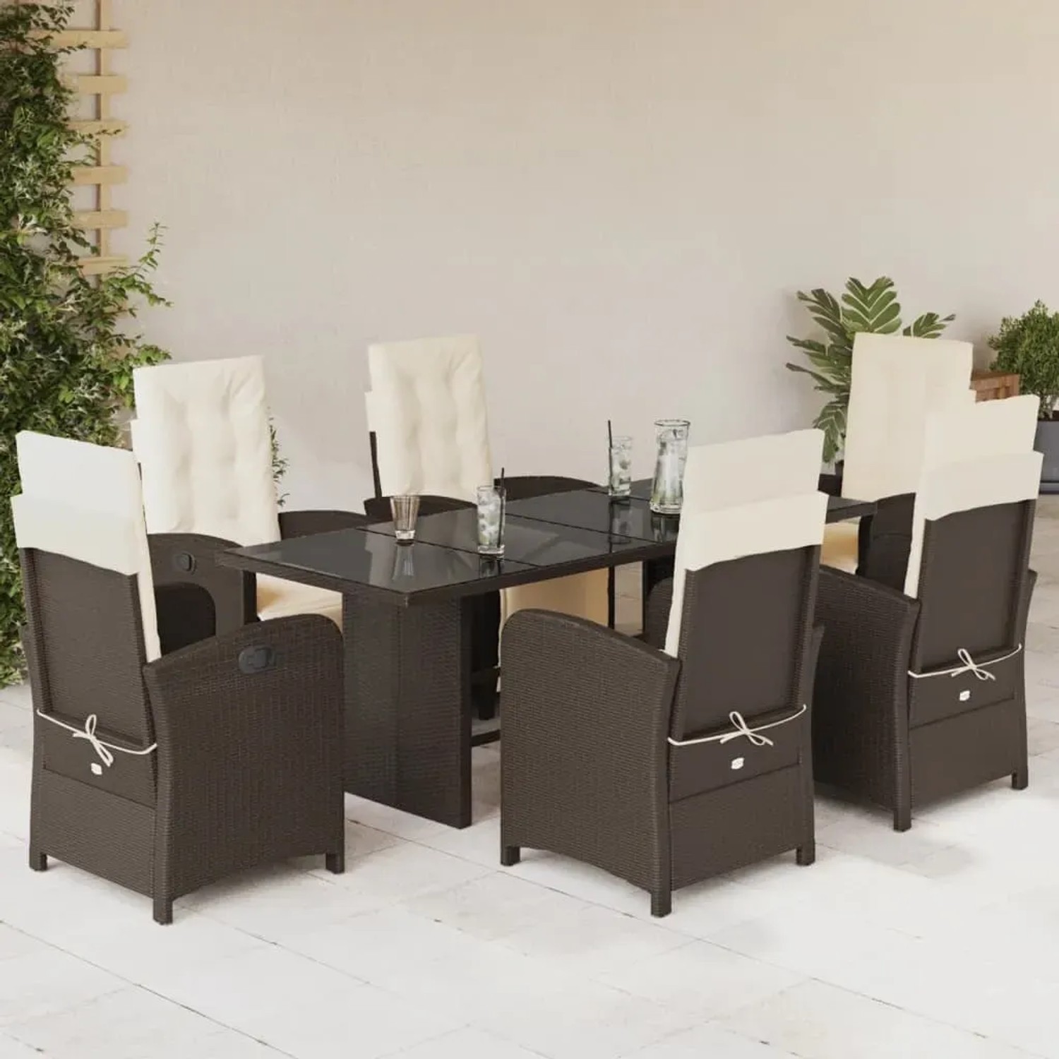 7-tlg. Garten-Essgruppe aus braunem Rattan mit Tisch und Sesseln mit cremefarbenen Kissen.