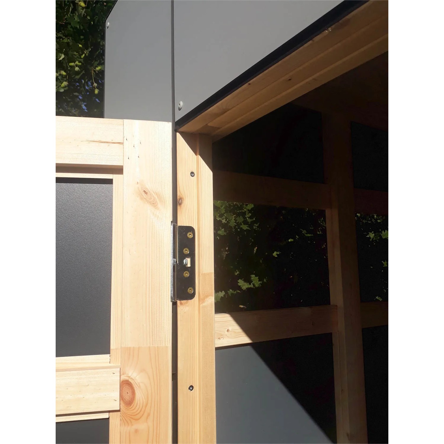 Detailaufnahme Gartenhaus Bertilo HPL 2 Italian Walnut: Tür mit Beschlag und Holzrahmen.