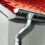 Reparierte Dachrinne mit MEM Bitumen-Band Alu 7,5cm x 10m. Bauabdichtung am Haus.
