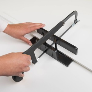 Windhager Gehrungslade mit Säge im Einsatz für Insektenschutz-Zuschnitte.