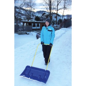 SONNECK Schneewanne Schneeradler 80x44 cm im Einsatz: Frau schiebt Schnee mit der blauen Schneewanne.