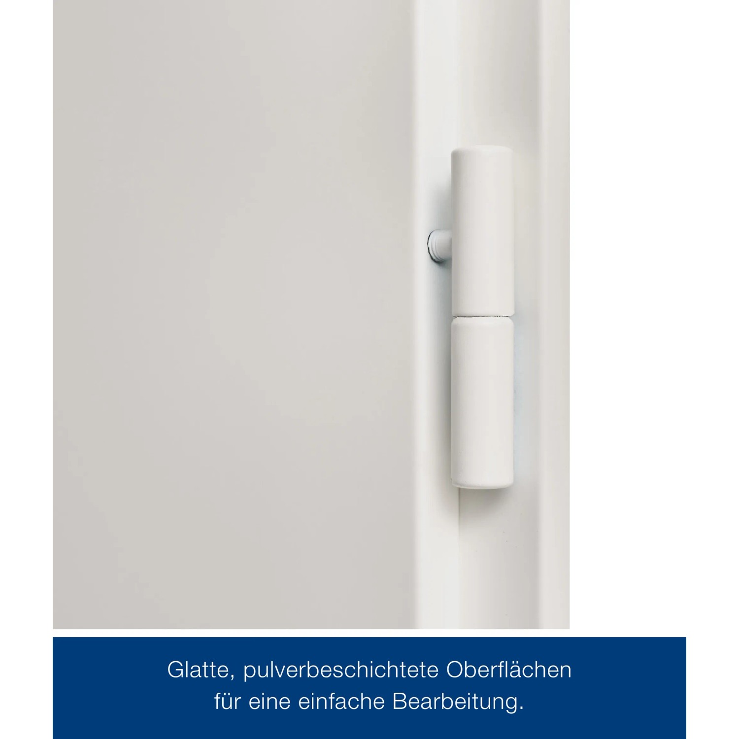 Detailansicht: Weiße Hörmann ZK Tür mit Drückergarnitur und Scharnier.