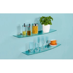 Zwei gebogene, transparente OBI Glasböden Villar mit Deko an einer blauen Wand.