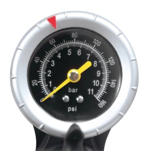 Detailaufnahme Manometer der Force Standpumpe Profi Star Alu 11 Bar.