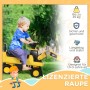 Kind fährt gelben HOMCOM Sitzbagger mit beweglicher Schaufel im Garten. Ideal für kleine Baumeister von 1,5-3 Jahren.