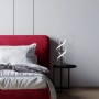 Trio Tischleuchte Sequence, gebürstetes Aluminium, auf Nachttisch im Schlafzimmer.