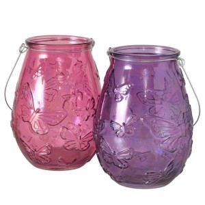 Windlicht Buky, 2-fach sortiert: Glaswindlichter in Pink und Lila mit Schmetterlingsrelief und Henkel.