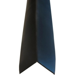 Schwarzer, selbstklebender Knickwinkel, 18x18 mm, Länge 5000 mm, für Sockelleisten.