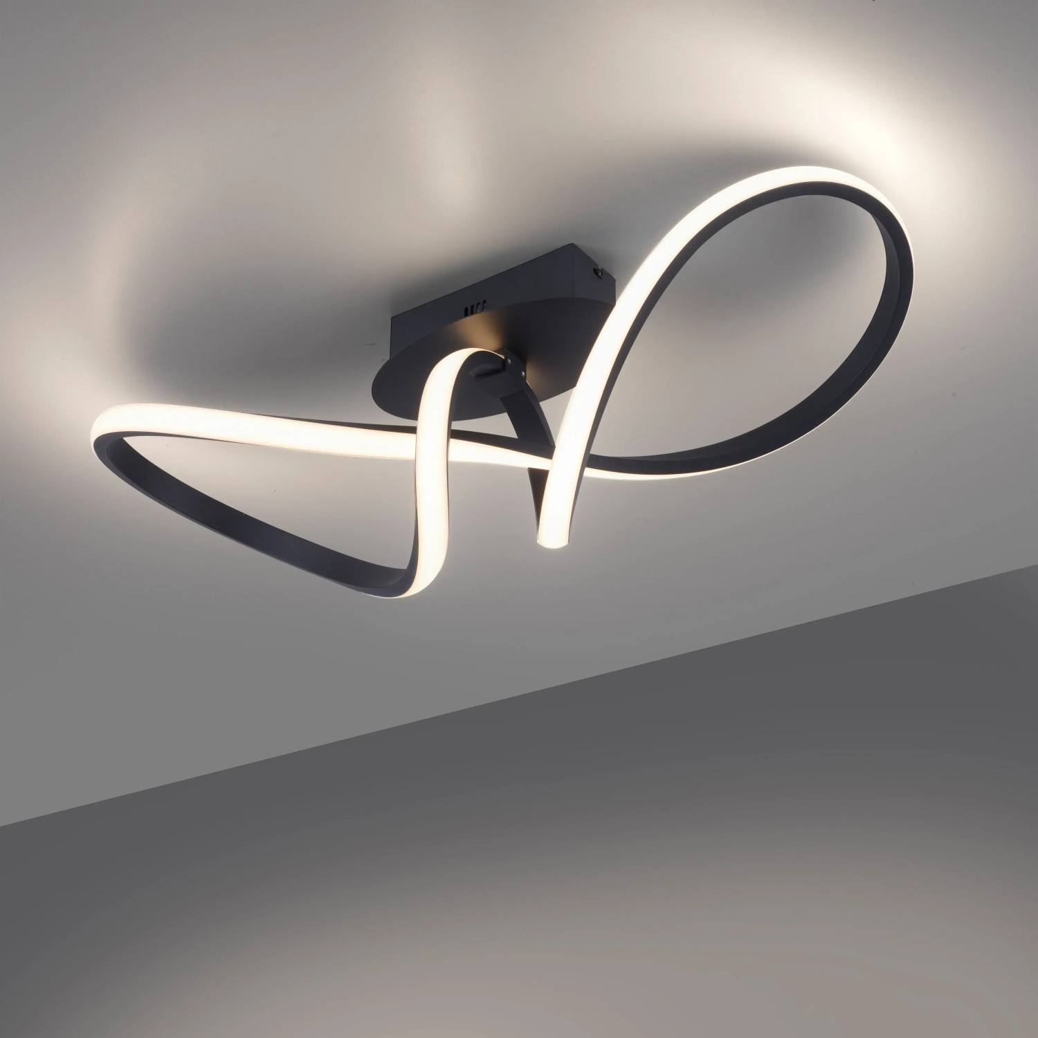 Moderne LED-Deckenleuchte Maria von Just Light, 61x24,5 cm, in Schwarz mit geschwungenem Design.