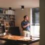 Schwarzer Philips Hue Pillar LED-Aufbauspot im modernen Arbeitszimmer.