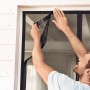 Montage des tesa Magnetvorhangs in Anthrazit. Insektenschutz für Balkon- und Terrassentüren.