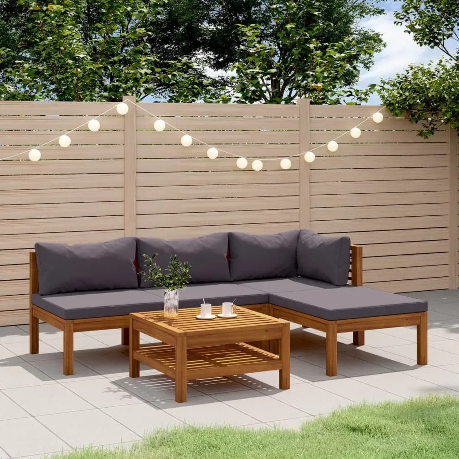 5-teiliges Garten Lounge Set aus Akazienholz mit dunkelgrauen Auflagen. Ideal für Garten und Terrasse.