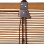 Detailaufnahme: OBI Bambus-Raffrollo in Dunkle Eiche mit Zugschnüren und Aufhängung.