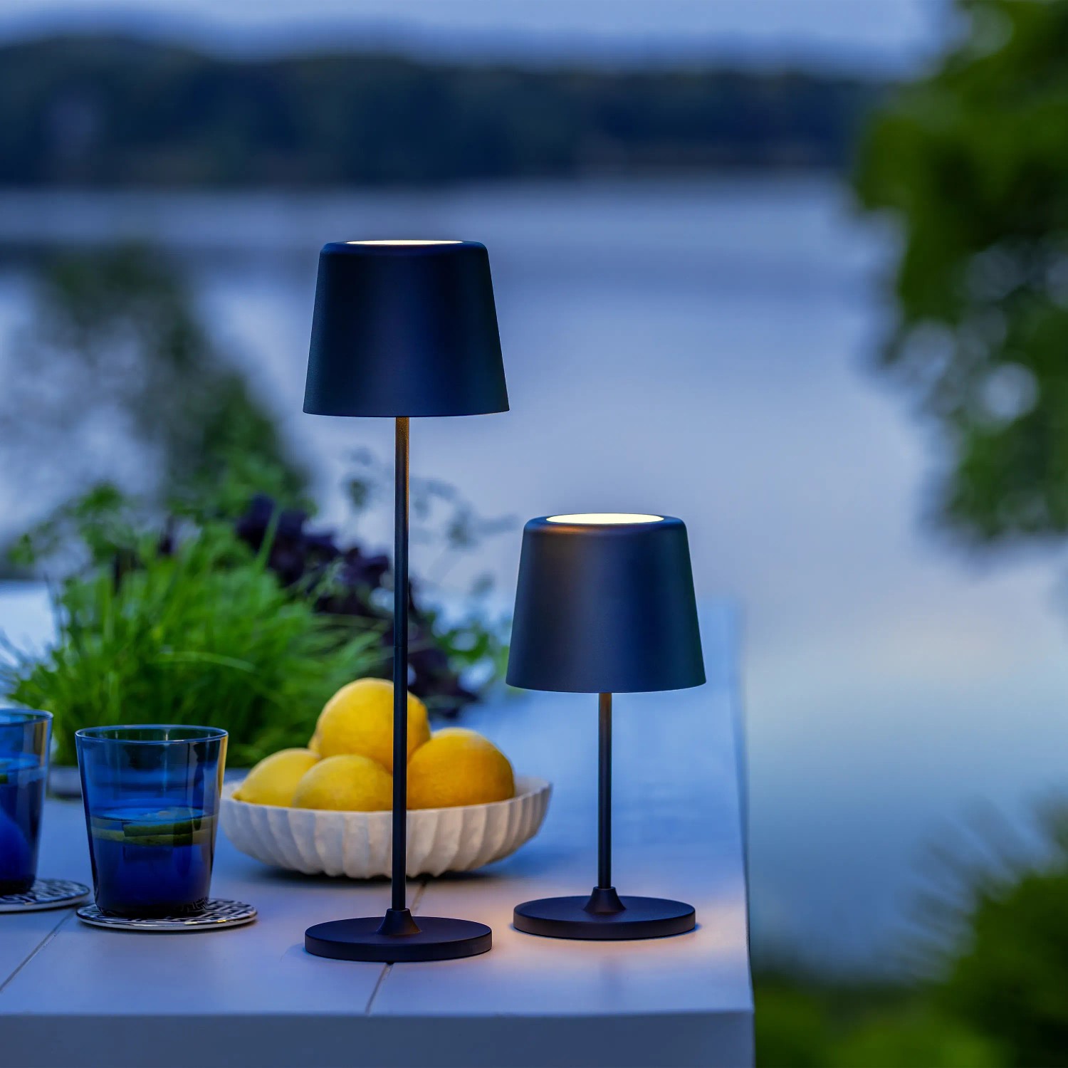 Brilliant LED-Tischleuchte Kaami, 37 cm, Schwarz Matt, für den Außenbereich. Dekorative Akku-Leuchte.