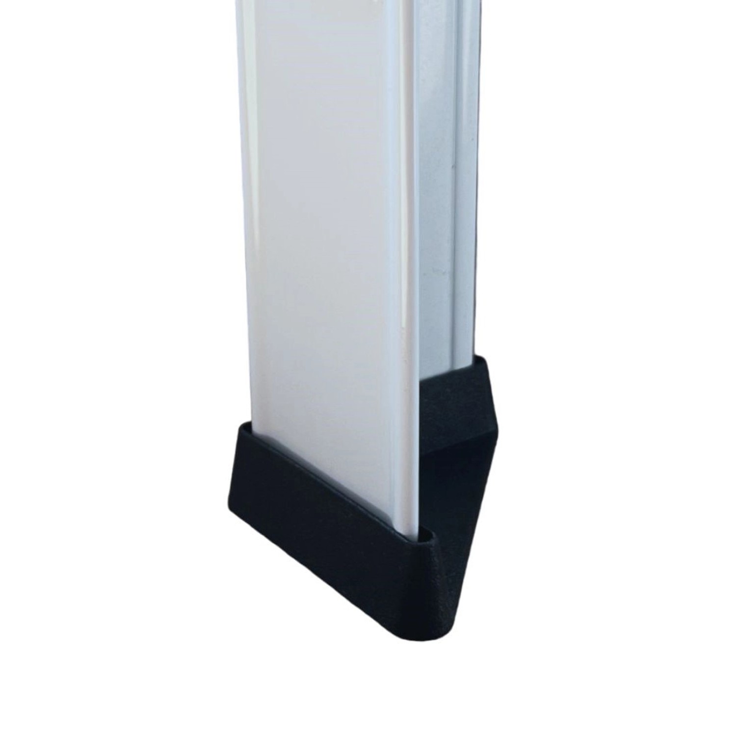 Detailaufnahme: Fußstück eines weißen Schulte Steckregals.