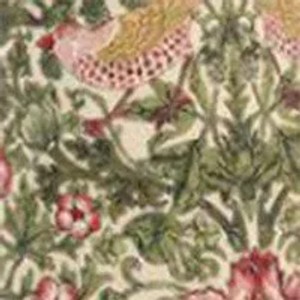 Detailansicht des Lampenschirms der PR Home Tove Tischleuchte mit floralem Muster.