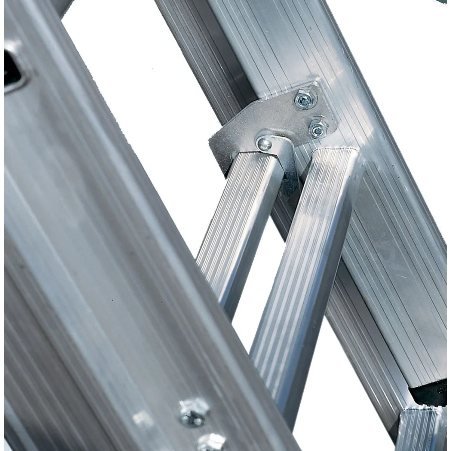 Detailaufnahme Euroline Premium Schiebeleiter: Aluminium, Sprossen und Verschraubung.