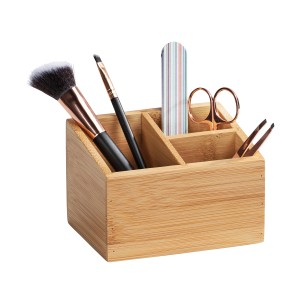 Wenko Bambus Organizer Terra mit 3 Fächern, gefüllt mit Kosmetikpinsel, Nagelfeile, Schere und Pinzette.