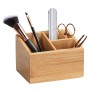 Wenko Bambus Organizer Terra mit 3 Fächern, gefüllt mit Kosmetikpinsel, Nagelfeile, Schere und Pinzette.